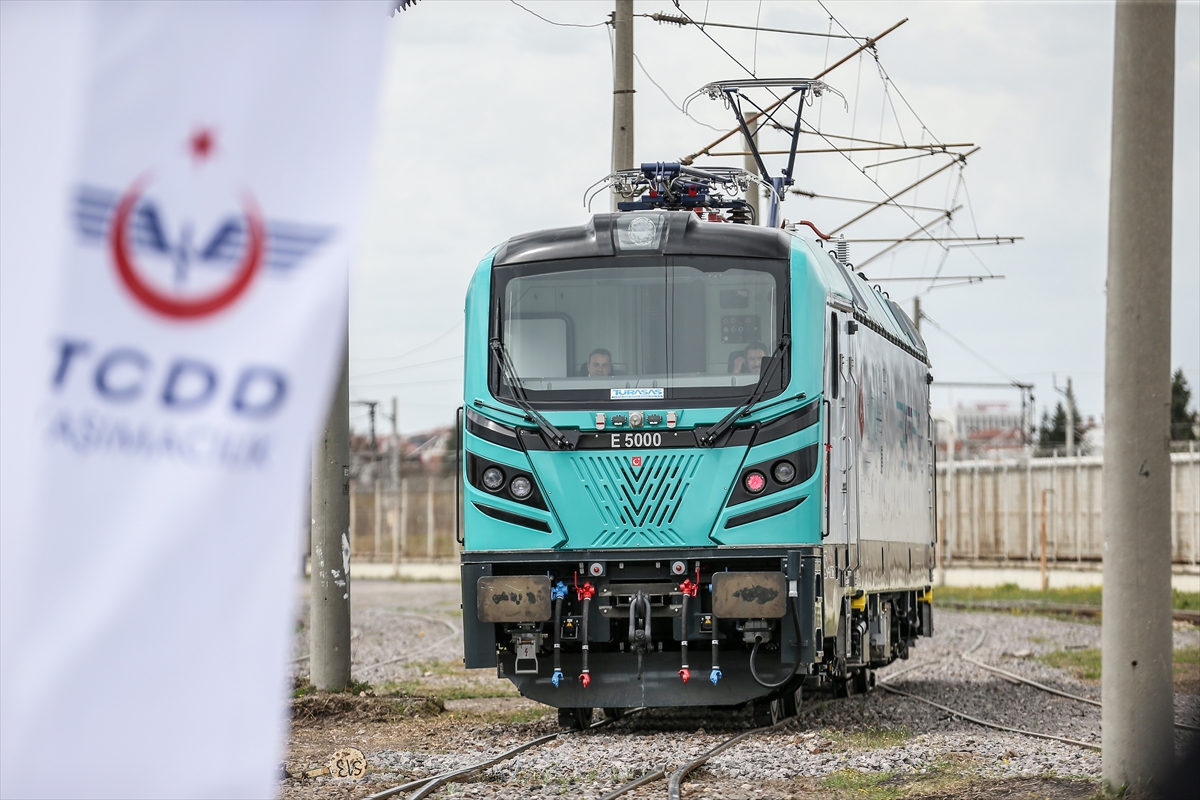 Yerli ve milli  E5000 tip elektrikli lokomotif raylara indiriliyor