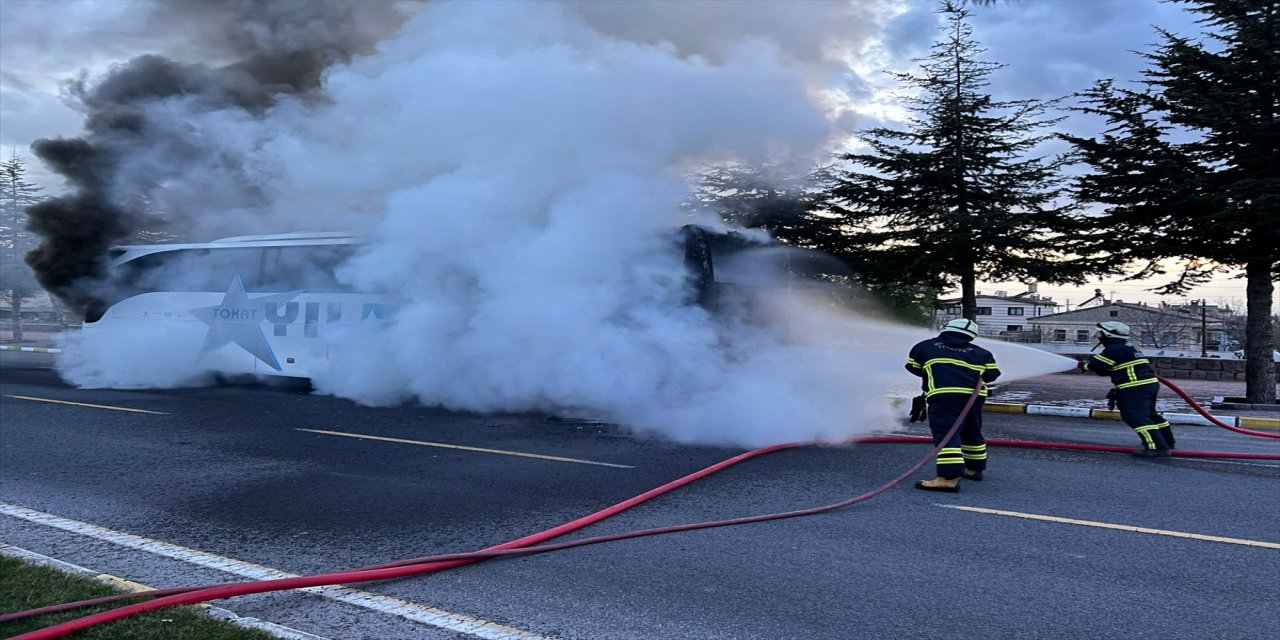 Nevşehir'de seyir halindeyken alev alan yolcu otobüsü kullanılamaz hale geldi
