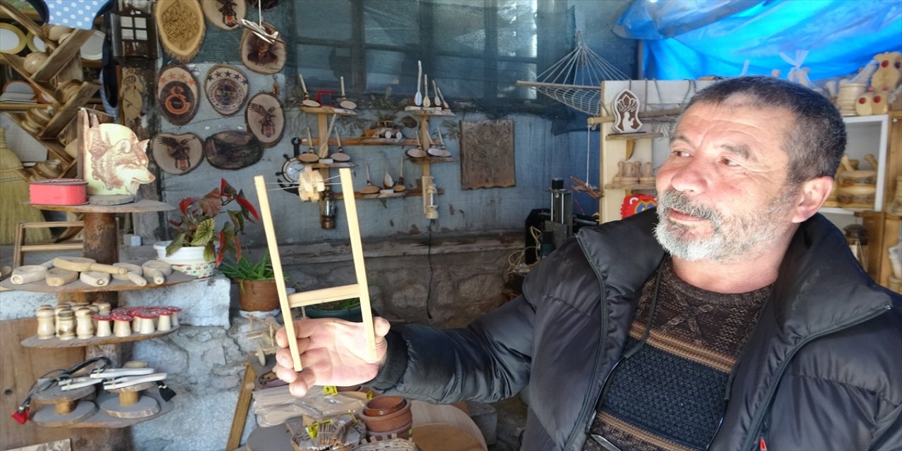 Hobisini mesleğe dönüştüren ahşap ustası: