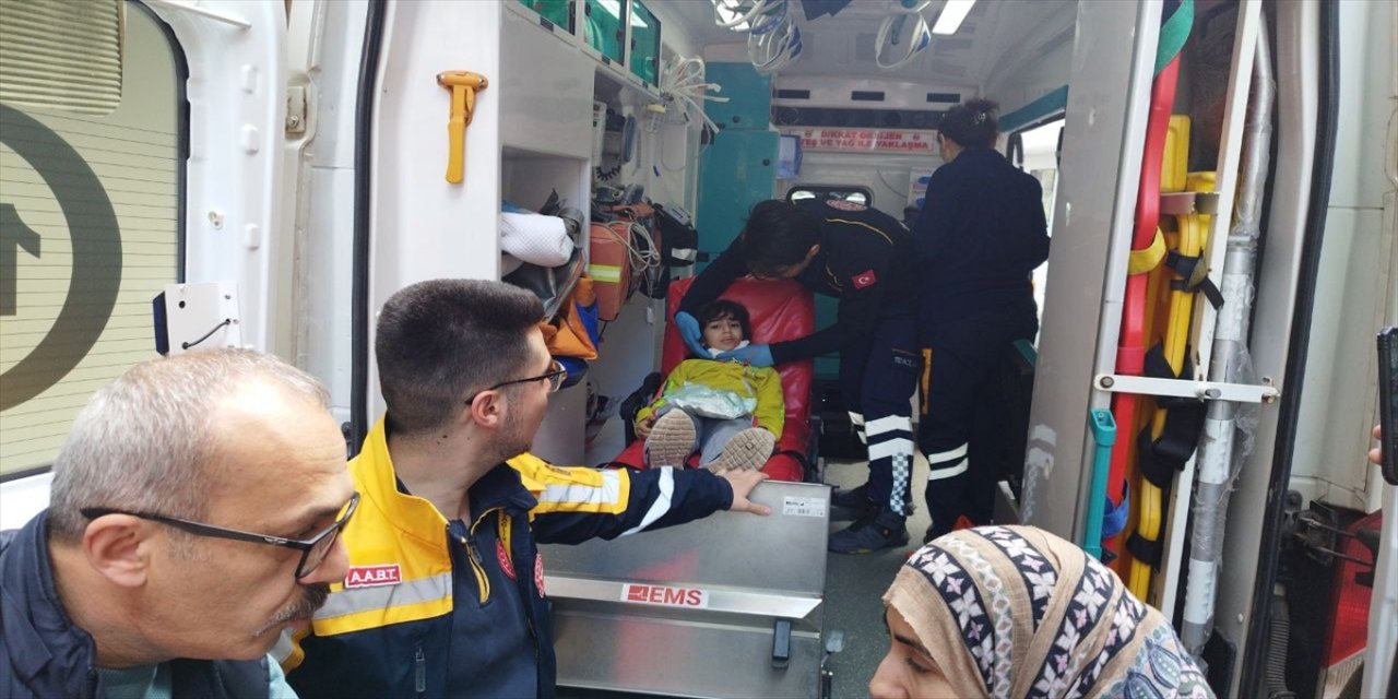 Bursa'da bir çocuğun çenesine bahçe korkuluğu saplandı.