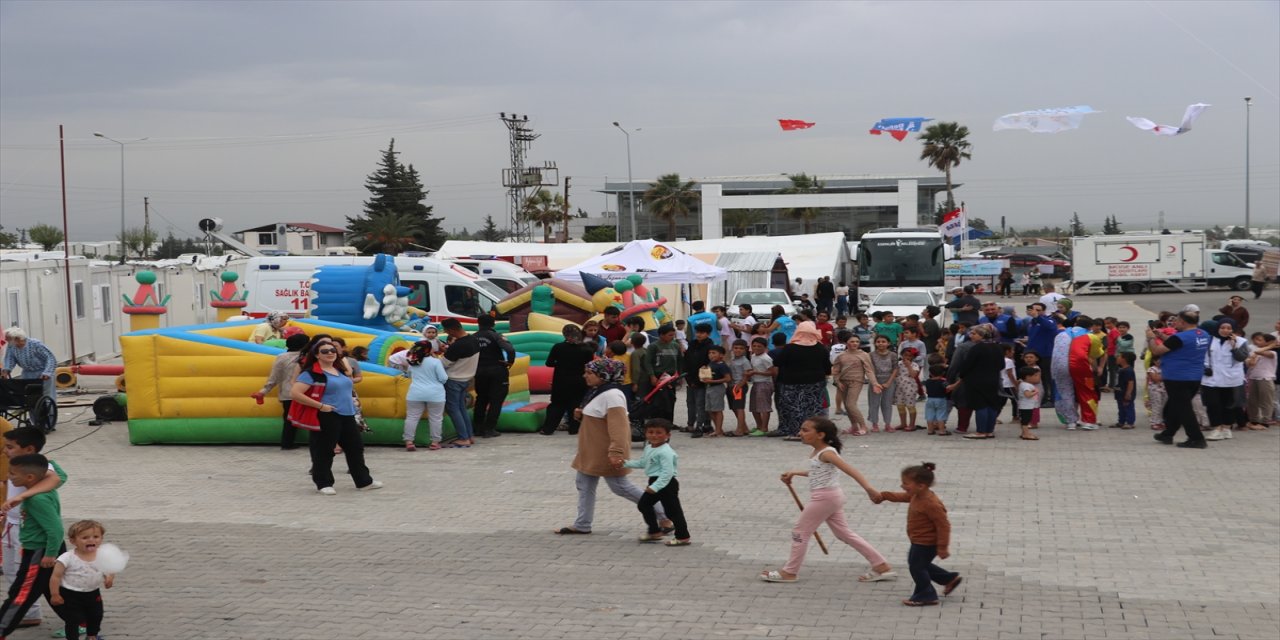 Deniz Feneri Derneği, Depremzede çocukların dileklerini yerine getirdi.