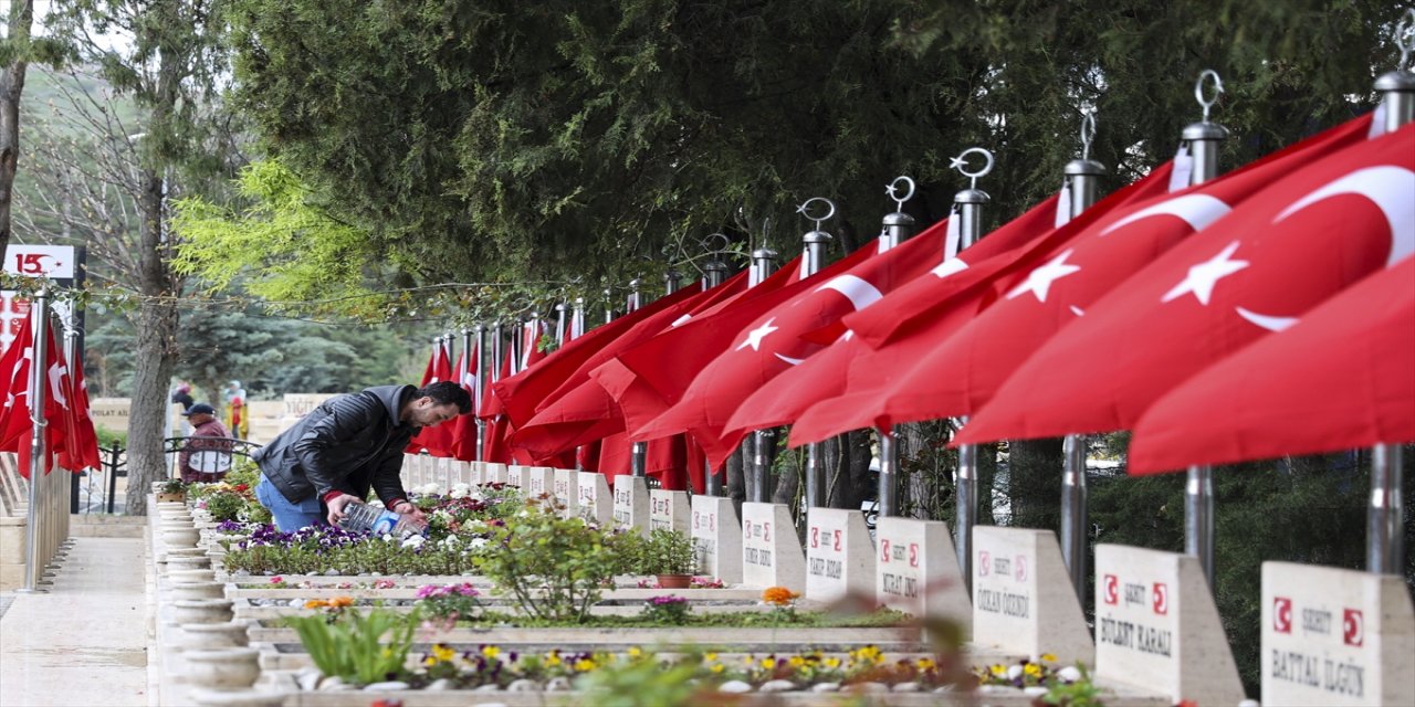 Ankara'da şehit yakınları şehitlikleri ziyaret etti.