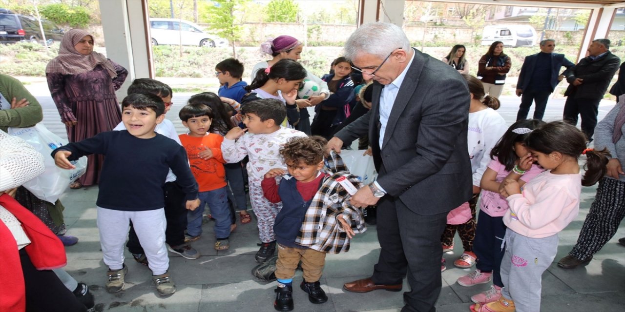 Battalgazi Belediyesi depremzede çocuklara bayram hediyesi dağıttı.