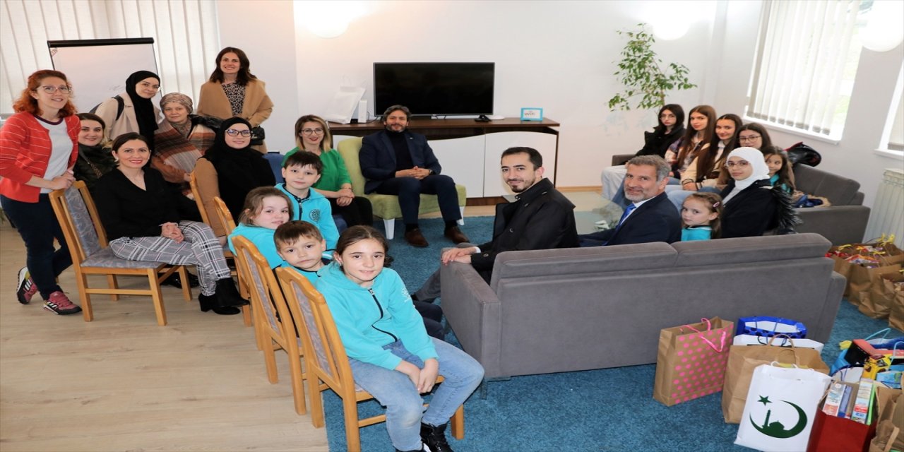 TMV öğrencileri, Saraybosna'da yurtta kalan yaşıtlarına bayram hediyesi verdi.