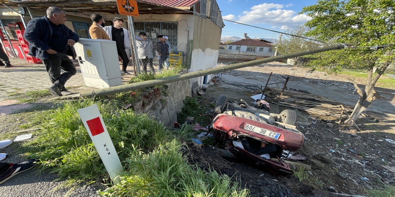 Elazığ'da bir otomobil şarampole devrildi.