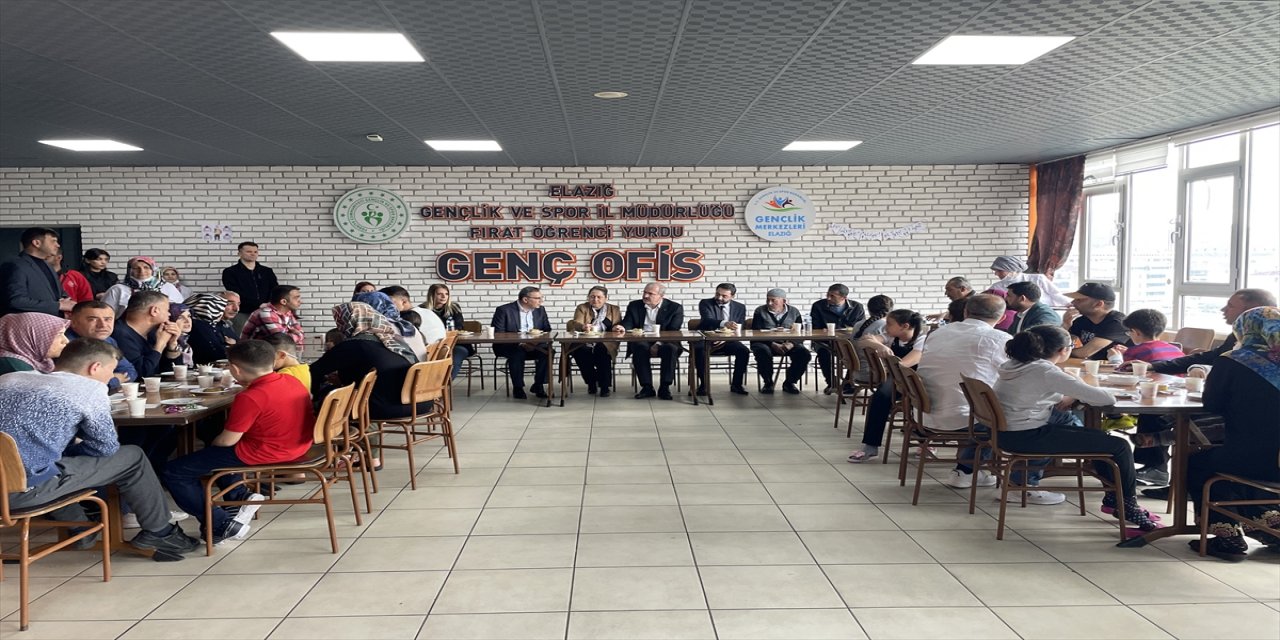 Elazığ Valisi Toraman, depremzedeler ile bayramlaştı.