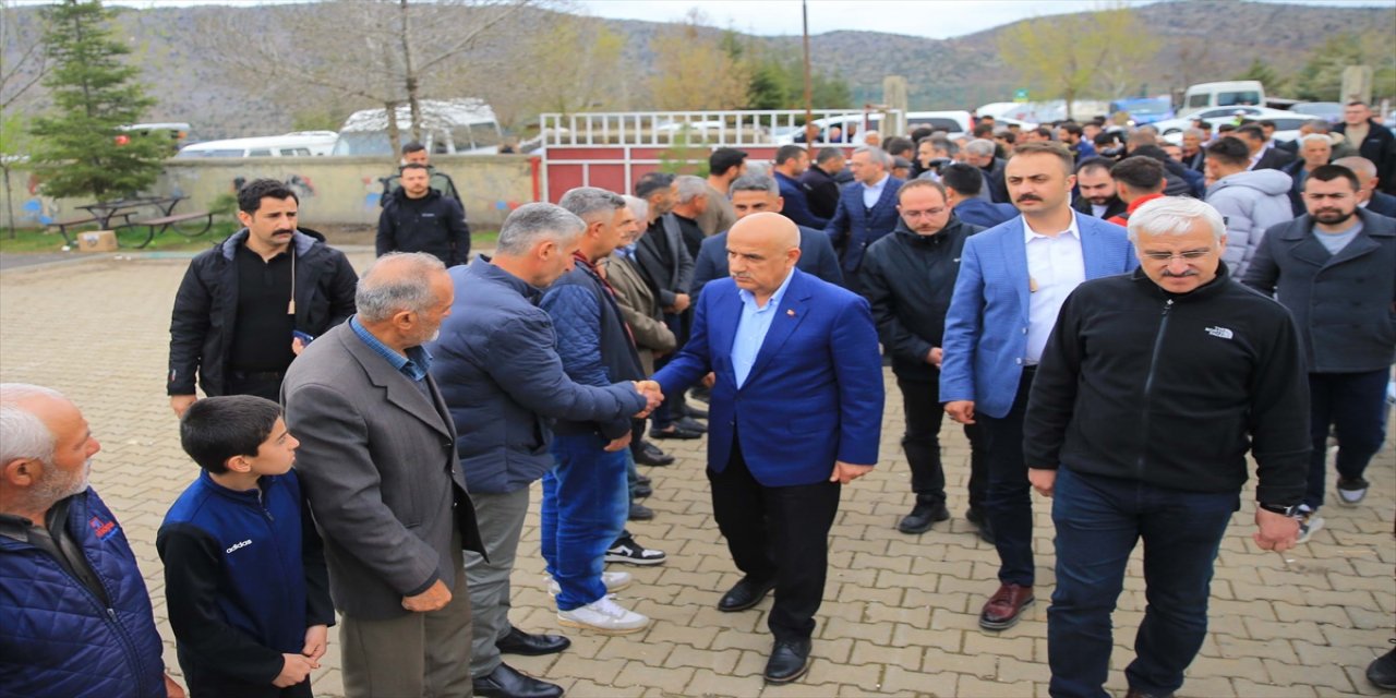 Bakan Kirişci, Nurhak'ta vatandaşlarla bayramlaştı.