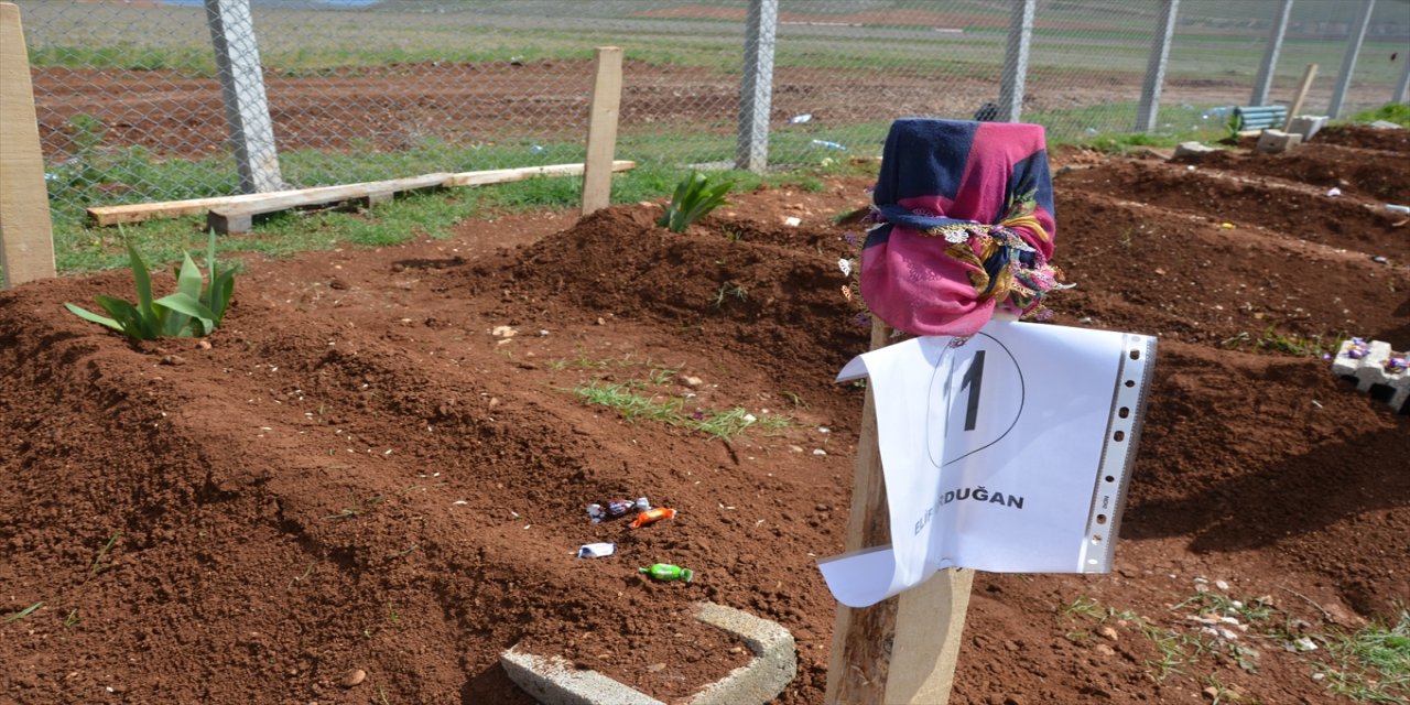 Depremden etkilenen Afşin'de mezarlıklara bayram ziyaretleri sürüyor