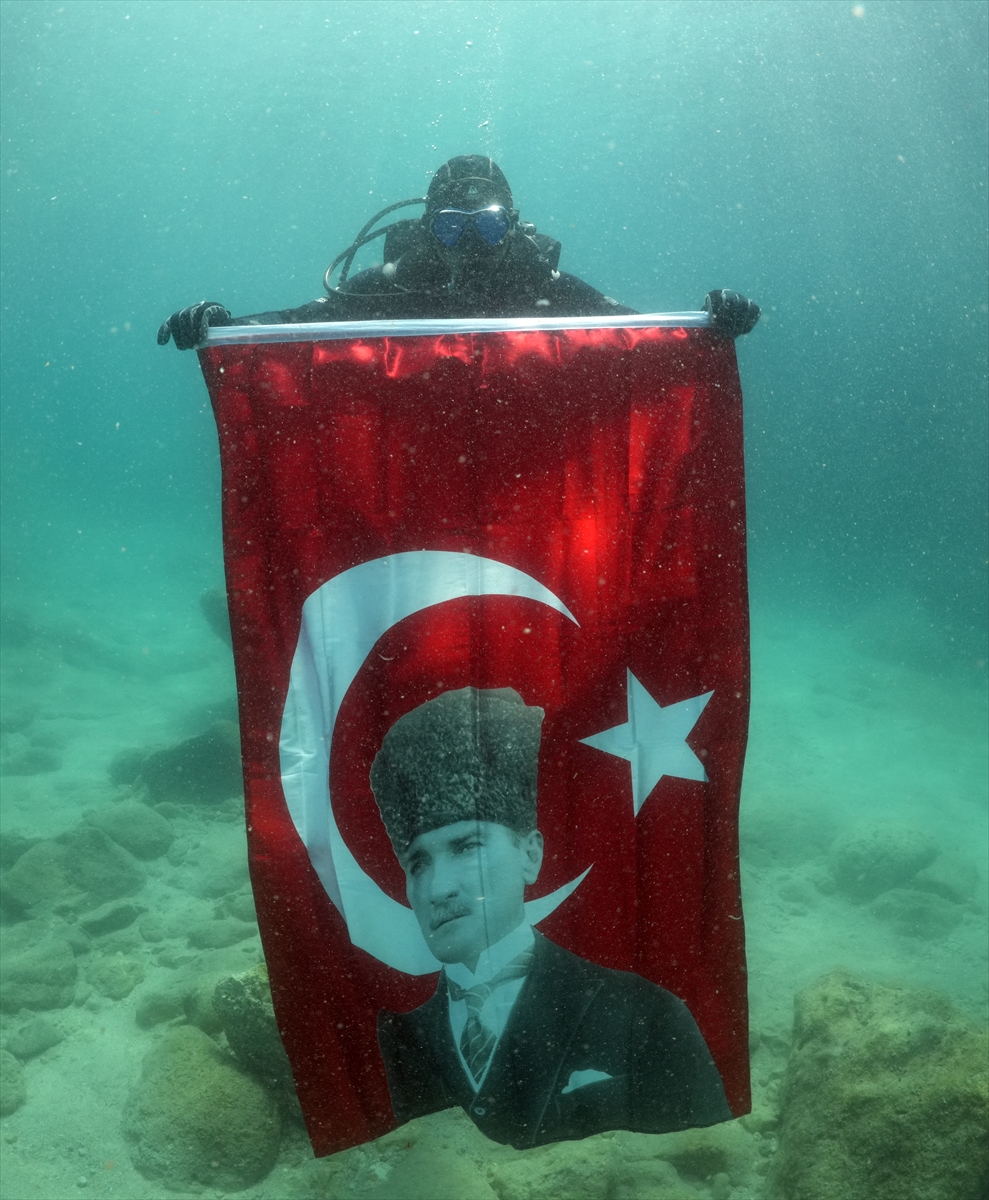 Hataylı 14 yaşındaki depremzede İnci, 23 Nisan'ı su altında kutladı