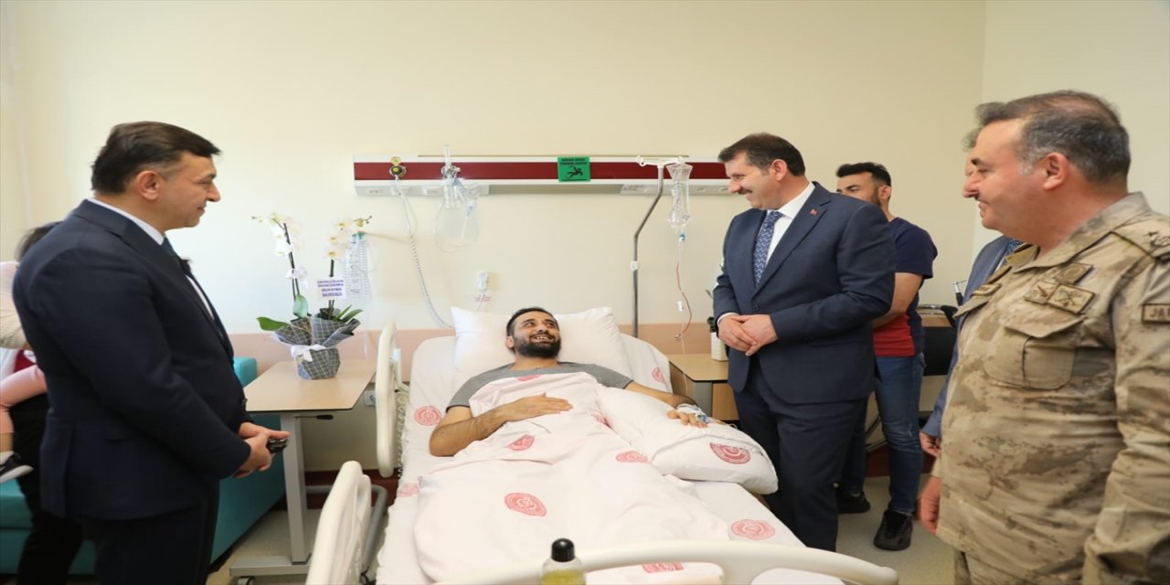 Şanlıurfa Valisi, Yaralanan polisi tedavi gördüğü hastanede ziyaret etti.
