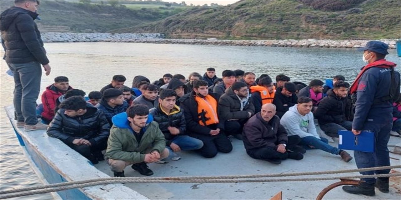 Çanakkale açıklarında 137 düzensiz göçmen yakalandı.