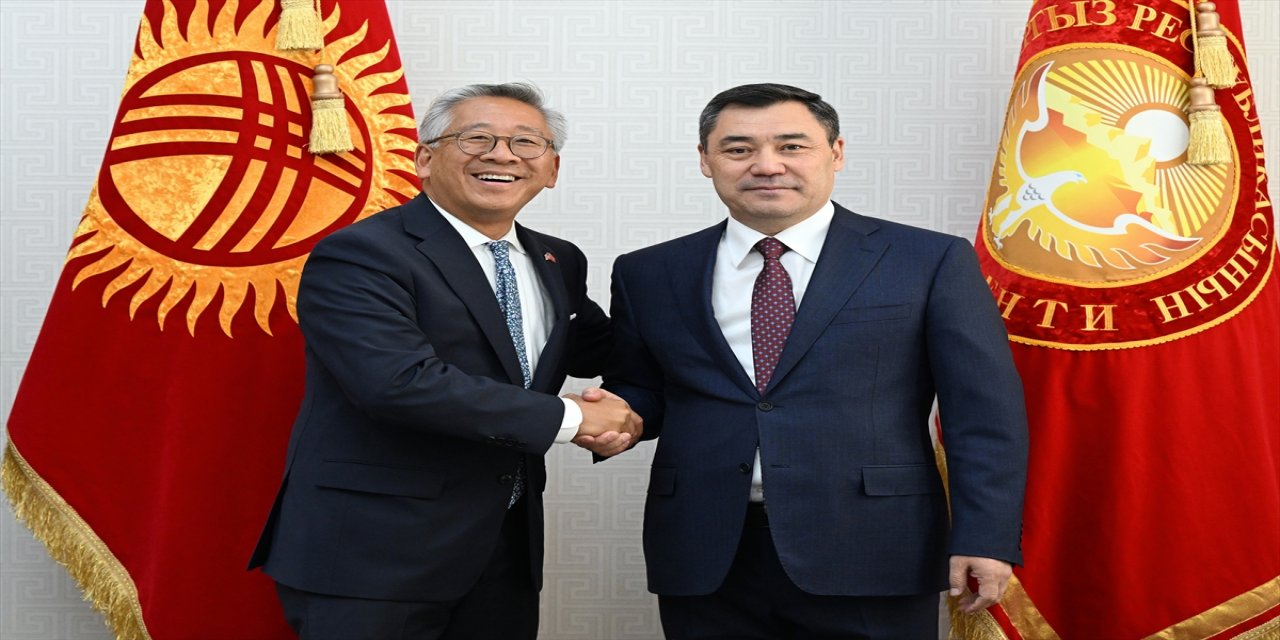 Kırgızistan Cumhurbaşkanı, ABD Dışişleri Bakan Yardımcısı Lu ile buluştu.