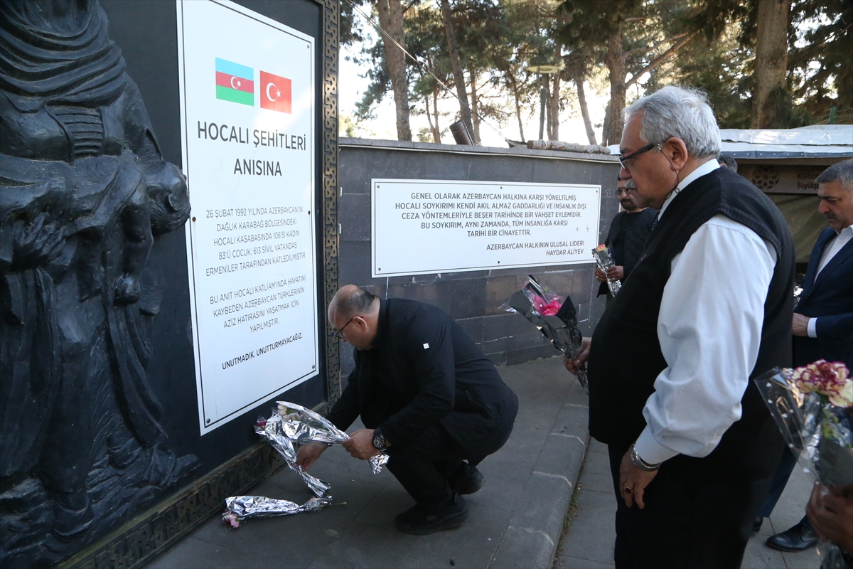 Azerbaycan heyetinden Hocalı Katliamı Anıtı'na ziyaret