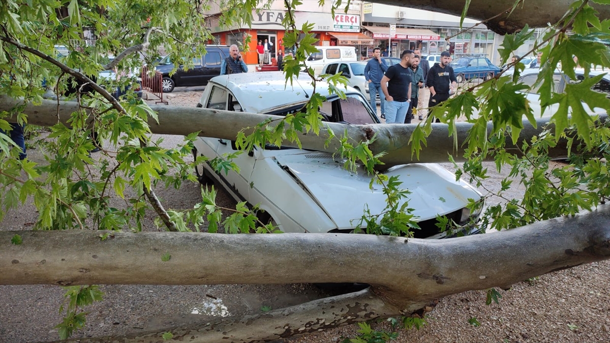 Adana'da sağanak ve dolu etkili oldu