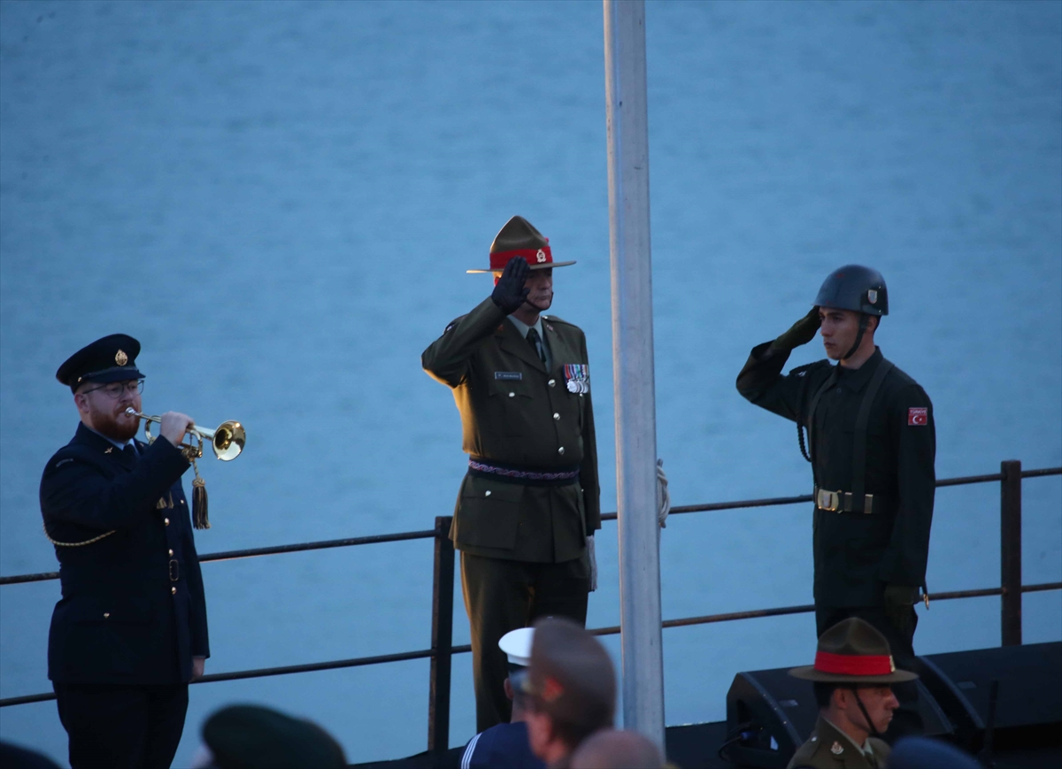 Anzak Koyu'nda geleneksel "Şafak Ayini" yapıldı