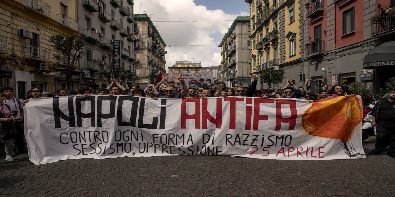 Milano'da on binlerce kişi faşizme karşı yürüdü.
