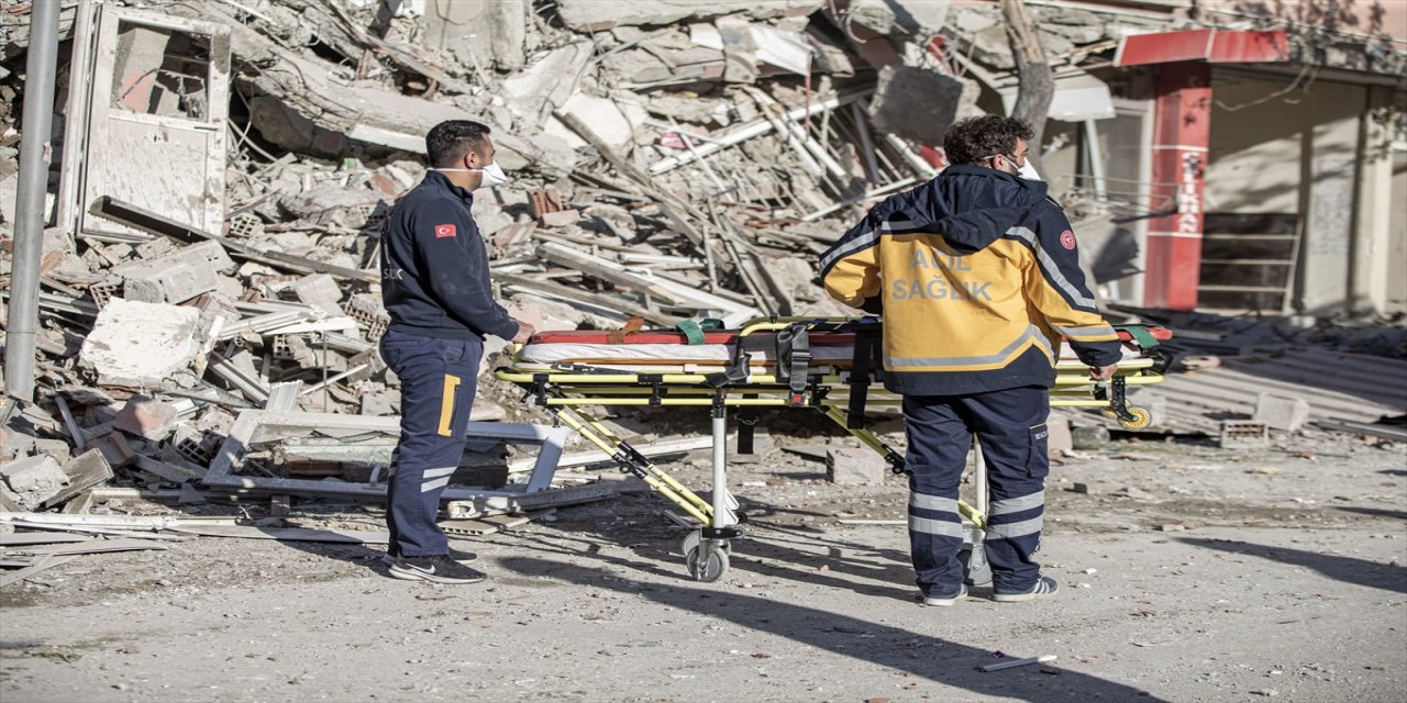 Malatya'da ağır hasarlı olan 6 katlı bina çöktü.