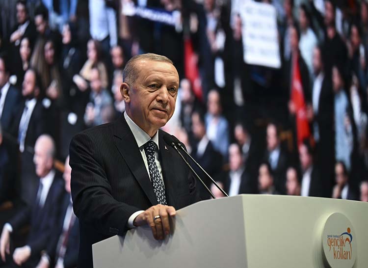 Ben Aleviyim' diyor. Saygı duyarım...Bayram değil, seyran değil, bunu söylemenin anlamı ne?