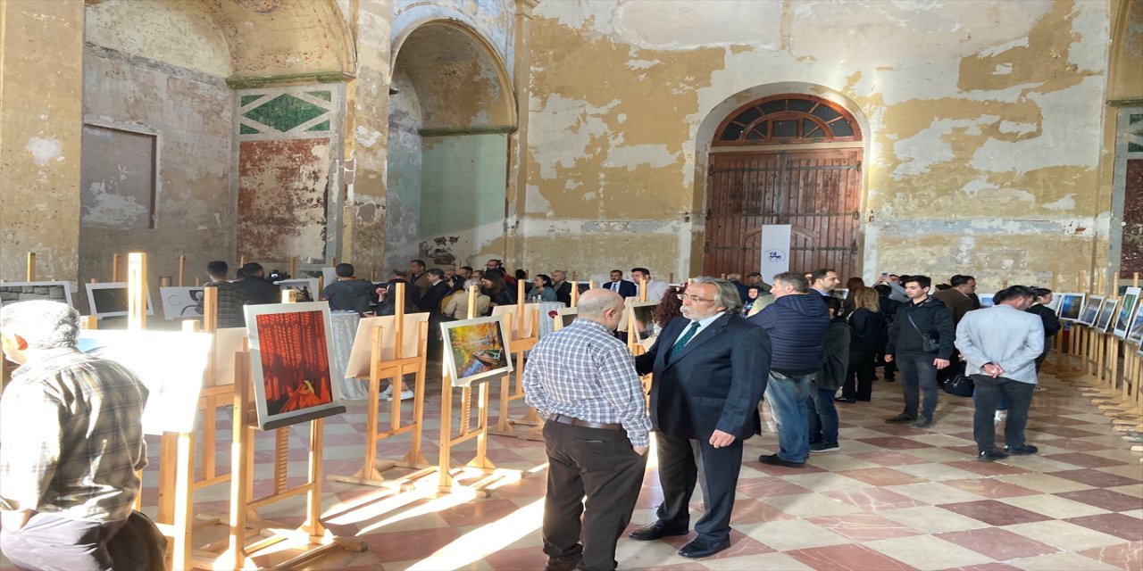 Geliri depremzedelere bağışlanacak fotoğraf sergisi açıldı.