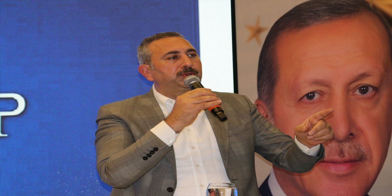 Eski Adalet Bakanı, Gaziantep'te muhtarlarla buluştu.