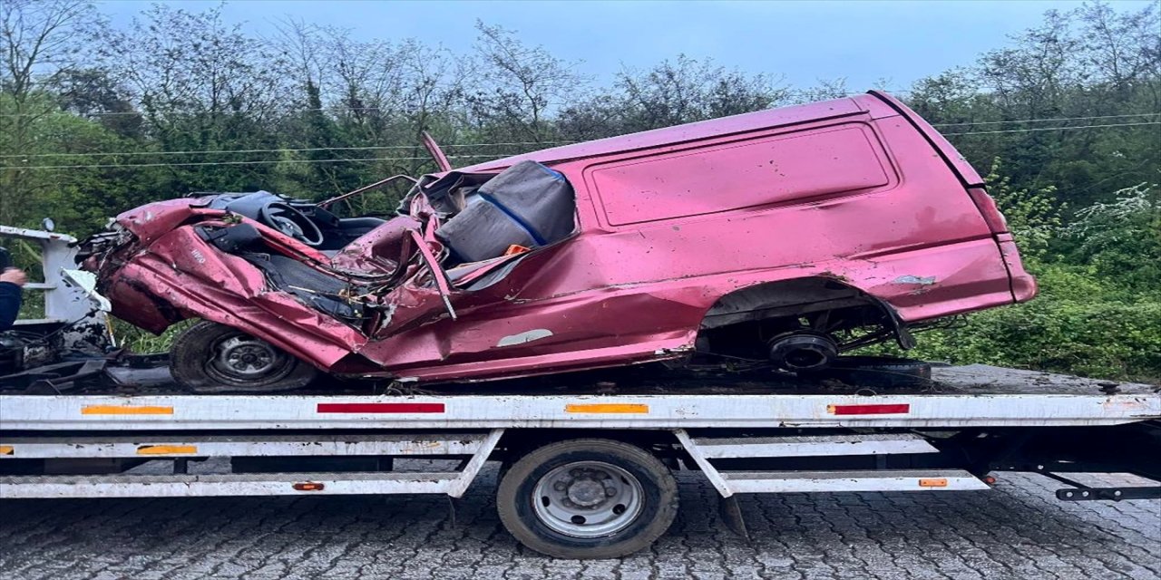 Yalova'da devrilen hafif ticari araçtaki 3 kişi öldü