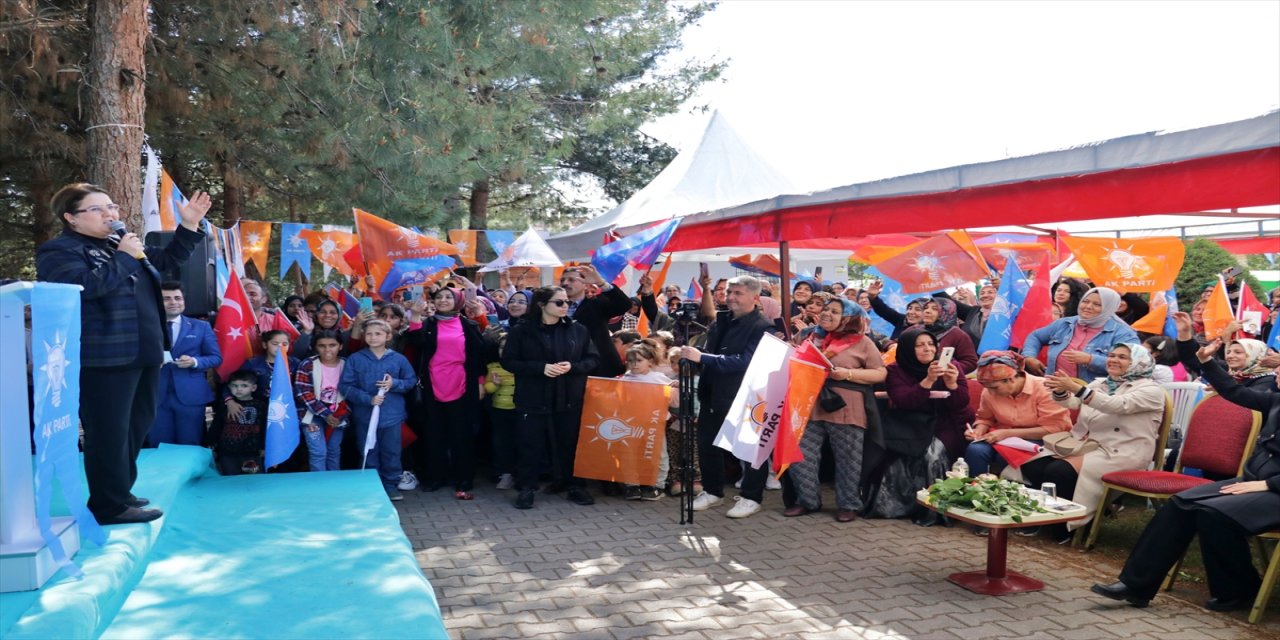 Bakan Yanık, Osmaniye'de kadınlarla bir araya geldi.