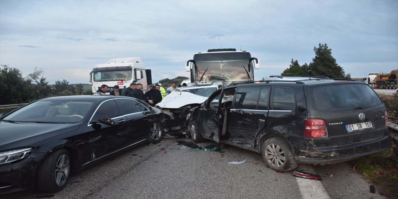 Adana'da aynı yolda 3 zincirleme kaza yaşandı 10 kişi yaralandı.