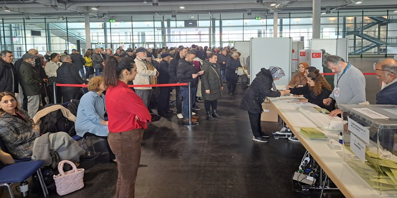 Almanya'da 4 kentte daha Türkiye'deki Cumhurbaşkanı ve Milletvekili Seçimleri için oy kullanıldı.