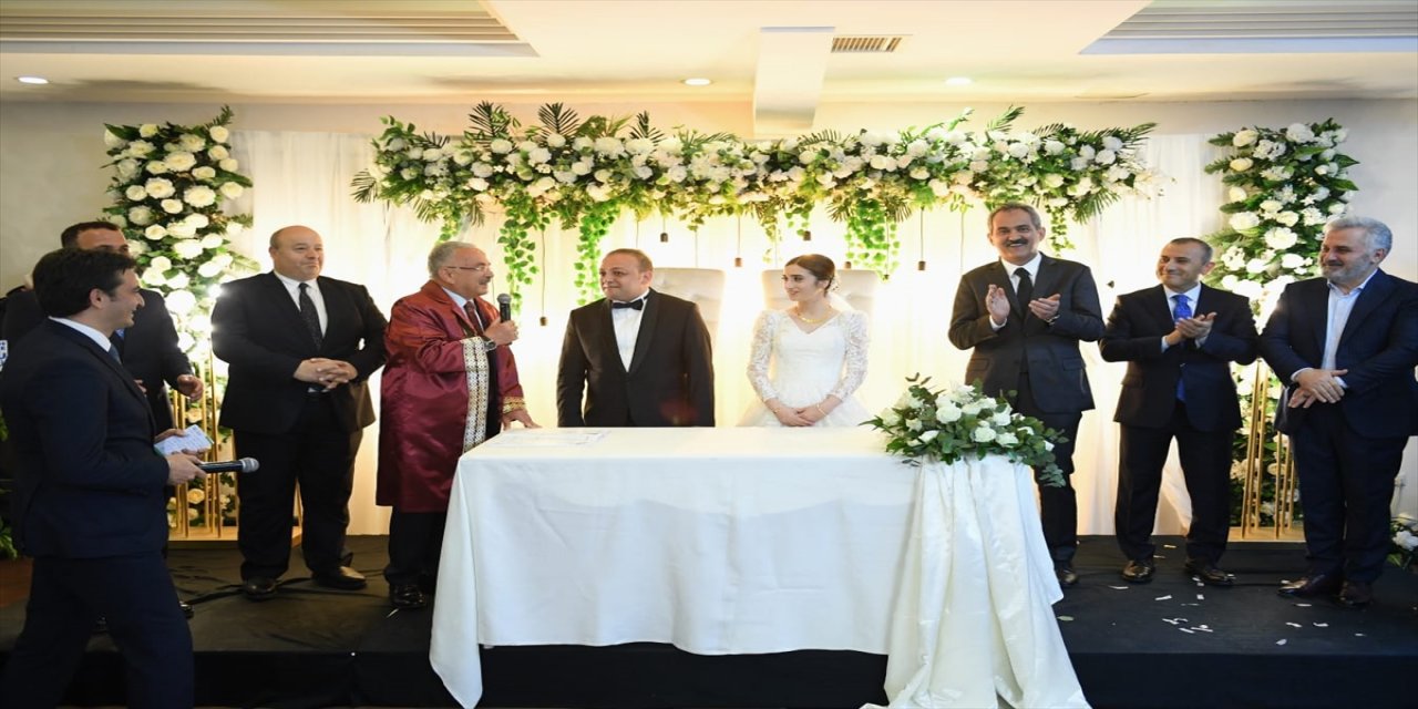 Milli Eğitim Bakanı Özer Ordu'da nikah şahitliği yaptı.