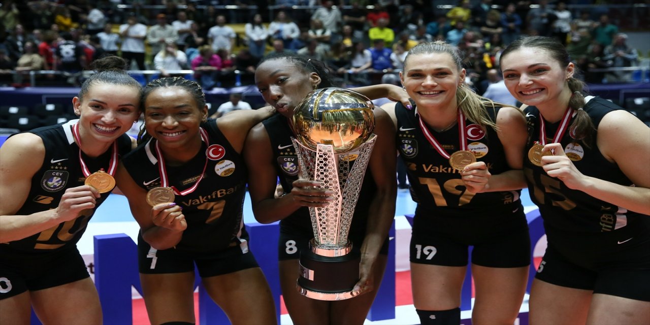 Sampiyon VakıfBank kupasını aldı.