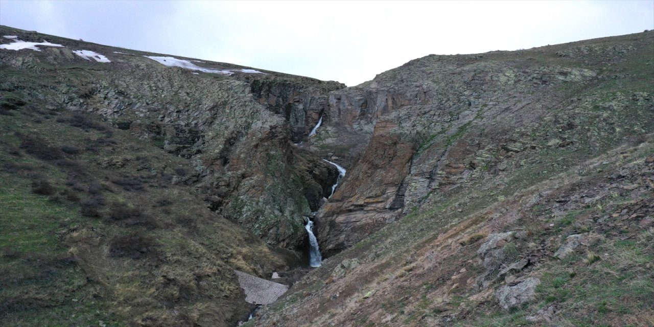 Ağrı'da 50 metre yükseklikten akan şelale doğa tutkunlarını ağırlıyor.