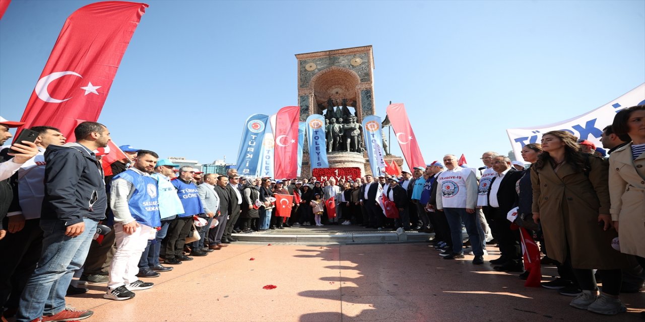 İstanbul'da 1 Mayıs'ta Cumhuriyet Anıtı'na çelenk sunuldu.