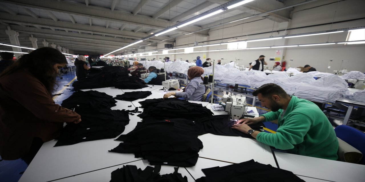 Muş'ta kurulan tekstil fabrikalarında hedef 10 bin istihdam sağlamak.