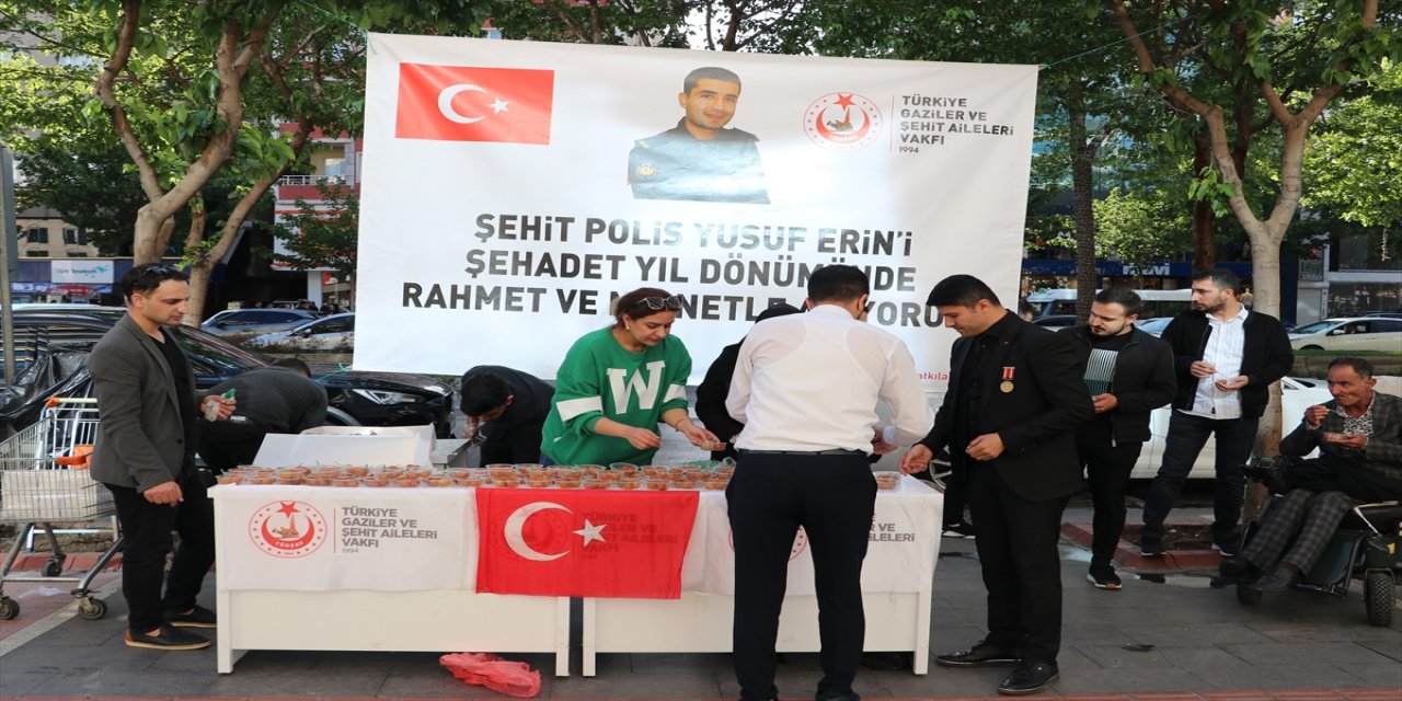 Batman'da şehit polis Yusuf Erin anısına lokma dağıtımı yapıldı.