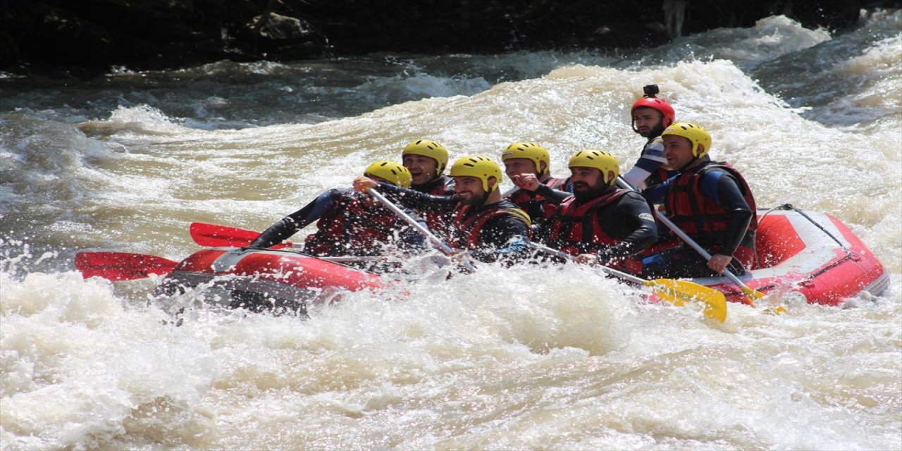 Adrenalin tutkunları Melen Çayı'nda rafting yaptı.
