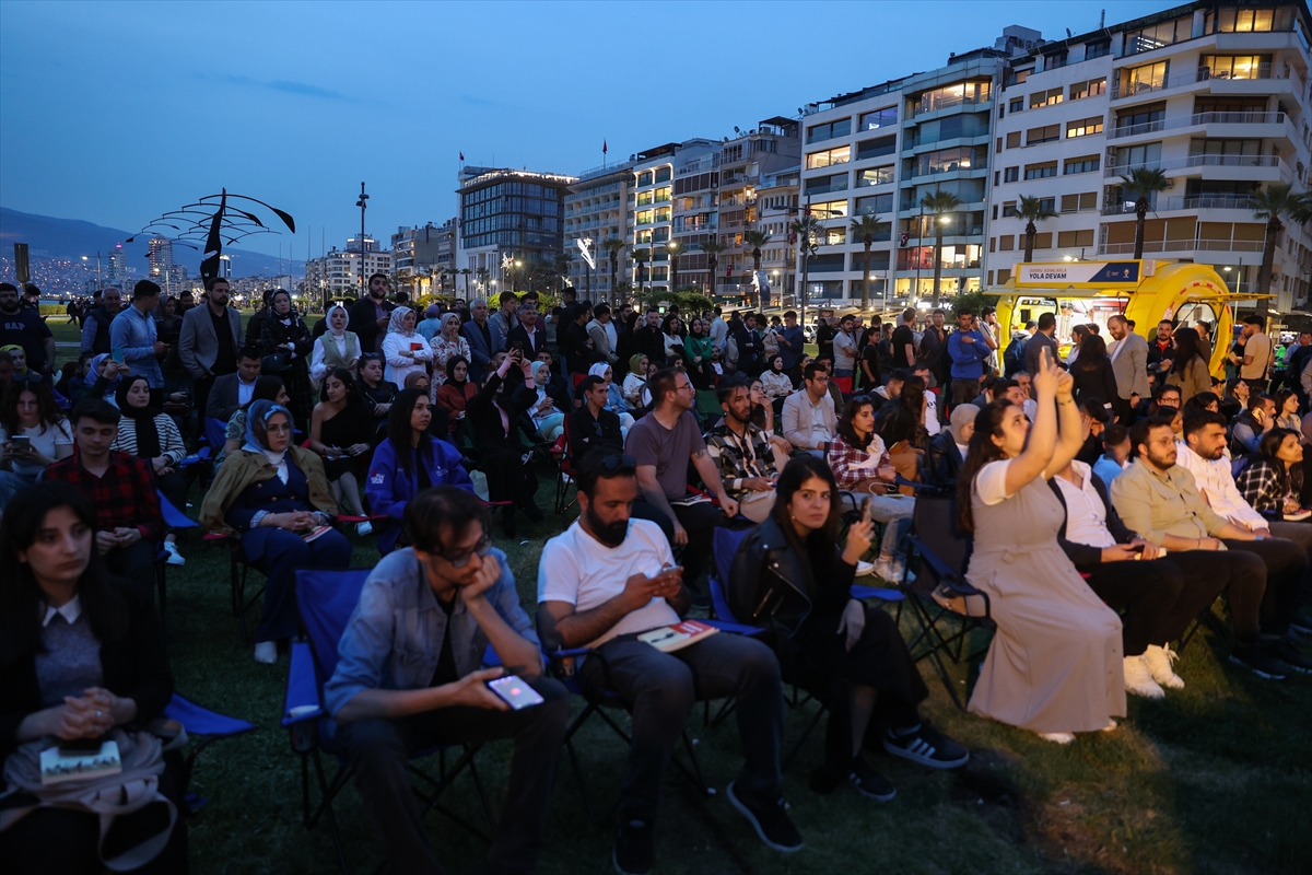 Bakanlar Varank ve Kasapoğlu, İzmir'de gençlerle bir araya geldi