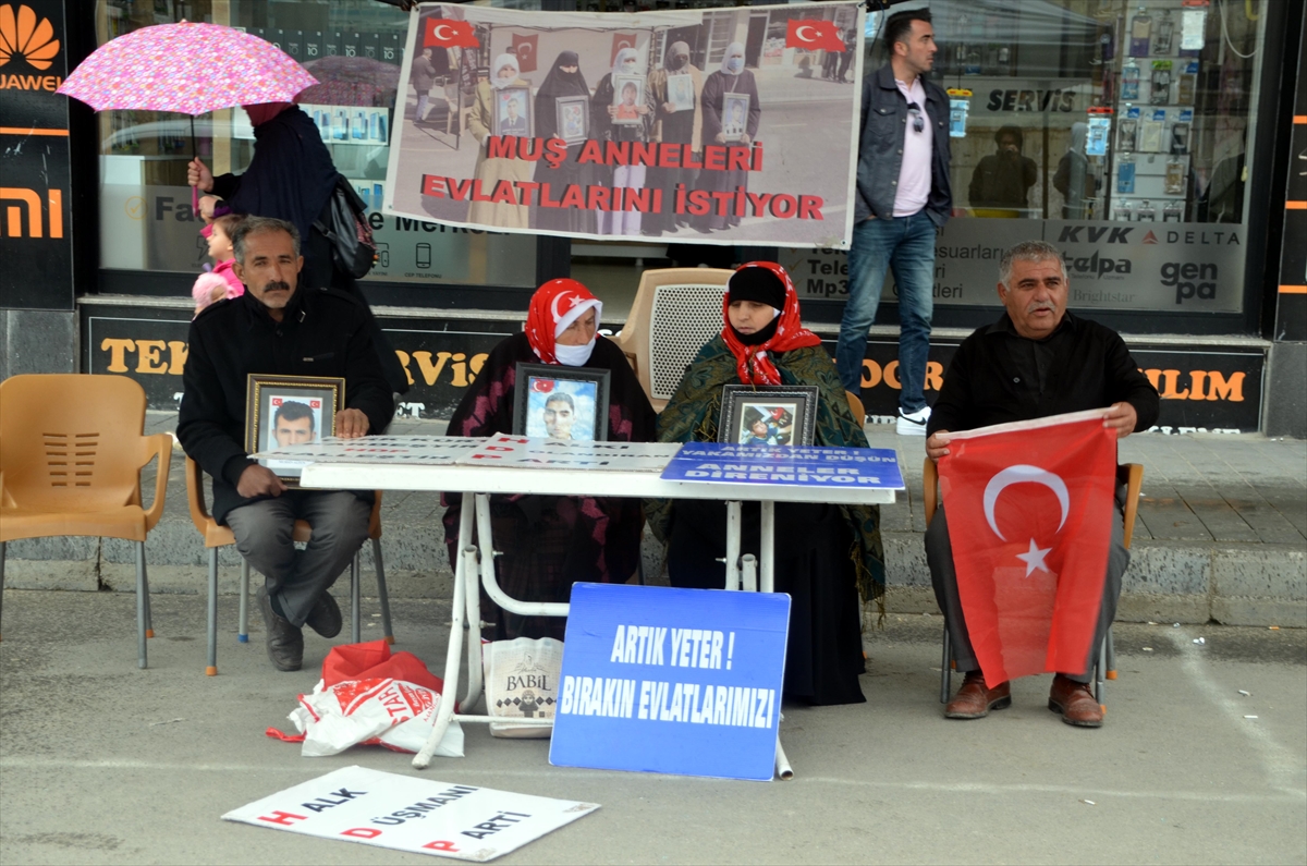 Muşlu aileler çocukları için HDP önündeki eylemlerini sürdürdü