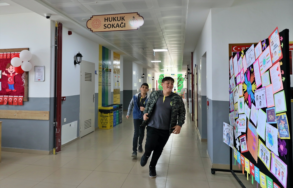 "Hukuk Sokağı" ile öğrenciler haklarını daha iyi öğrenecek