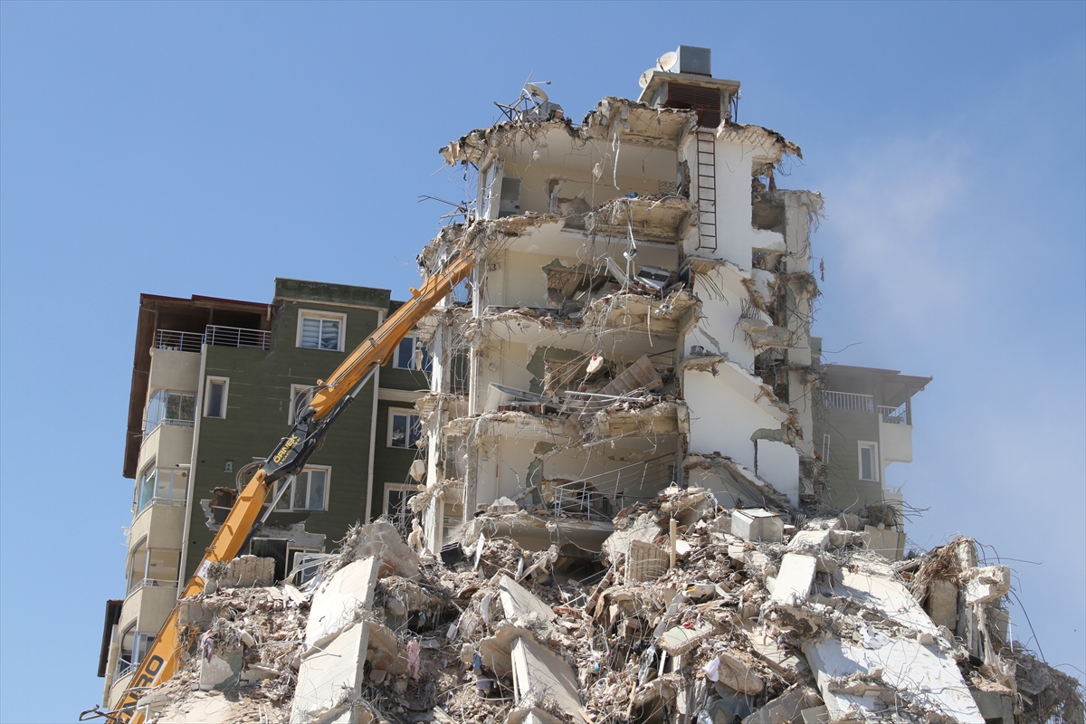 Hatay'da bina yıkım ve enkaz kaldırma çalışmaları sürüyor