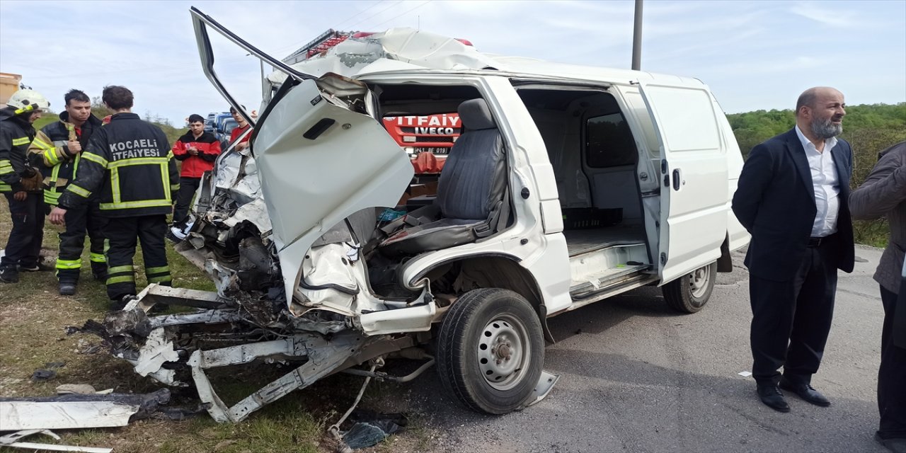 Kocaeli'de zincirleme trafik kazası yaşandı bir baba, kız yaralandı.