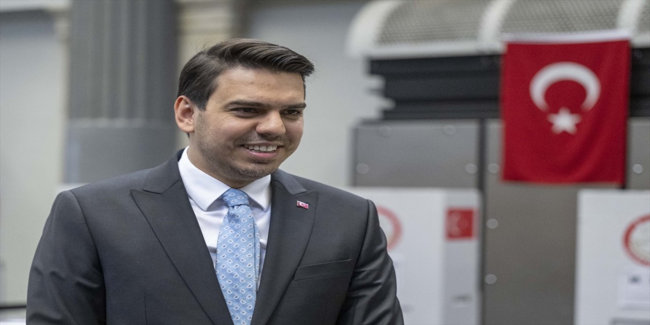 YTB Başkanı Eren Londra'da oy kullanma alanına ziyaret yaptı.