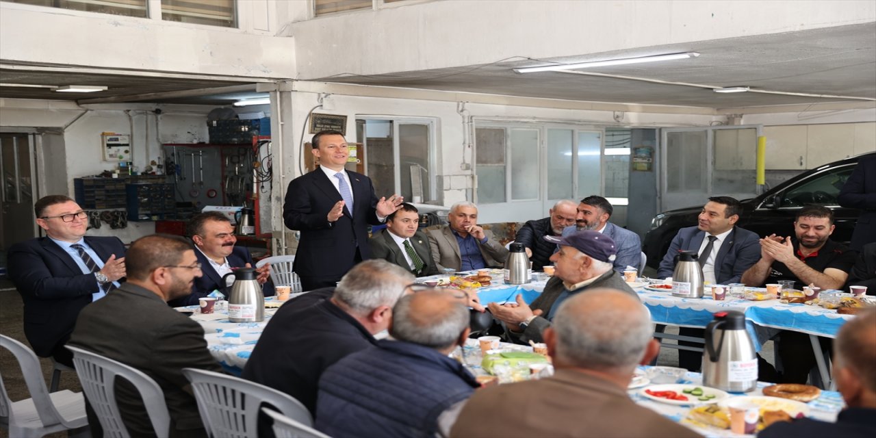 AK Parti Genel Sekreteri, Şaşmaz Oto Sanayi Sitesi esnafıyla buluştu.