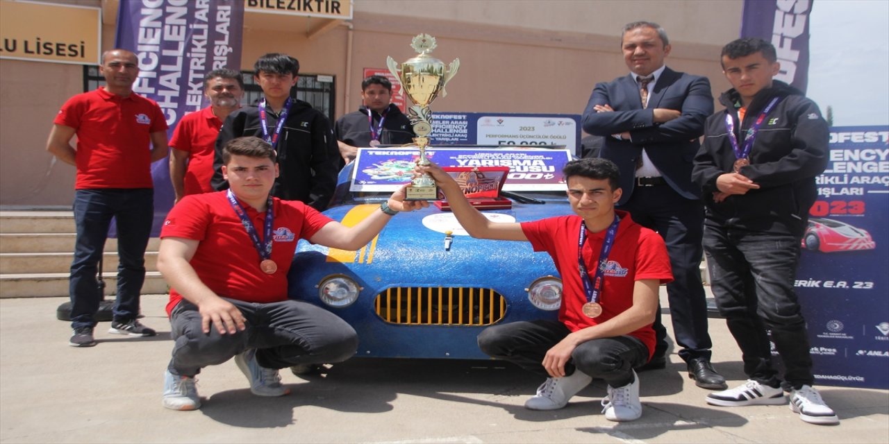 TEKNOFEST'te üçüncü olan aracı tasarlayan Antalya'daki öğrenciler.