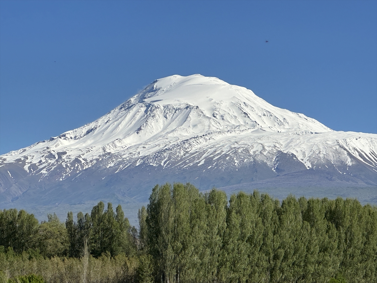 Ağrı Dağı'na kar yağdı