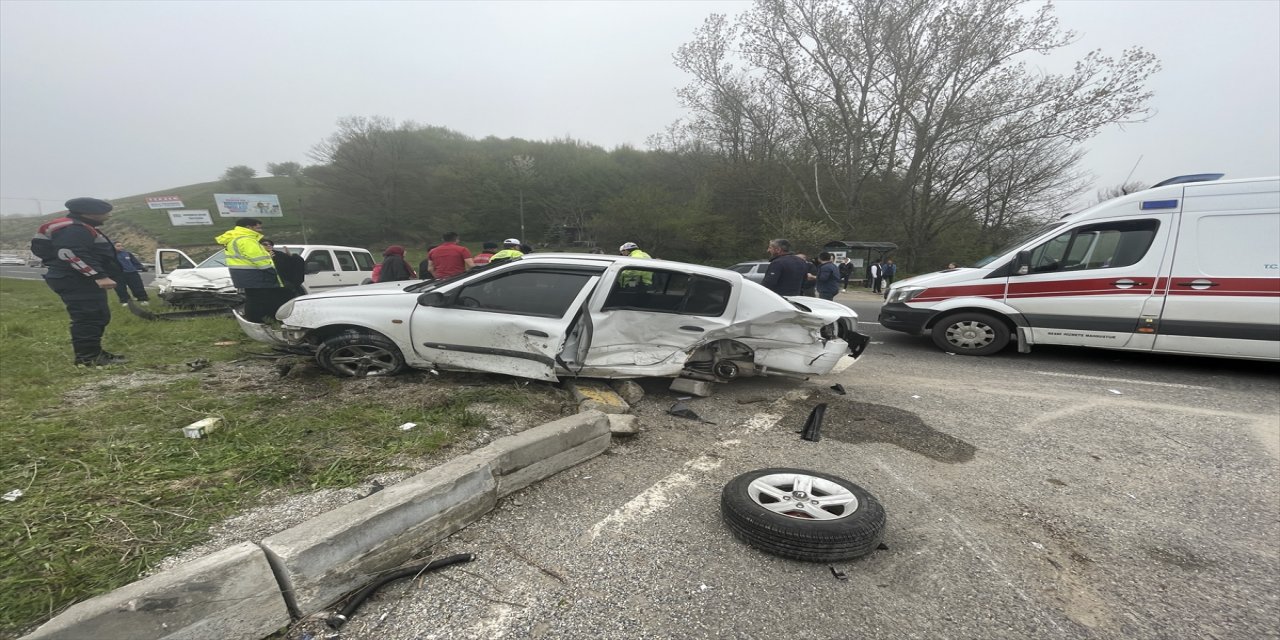 Bolu'da hafif ticari araç ile otomobil çarpıştı 6 kişi yaralandı