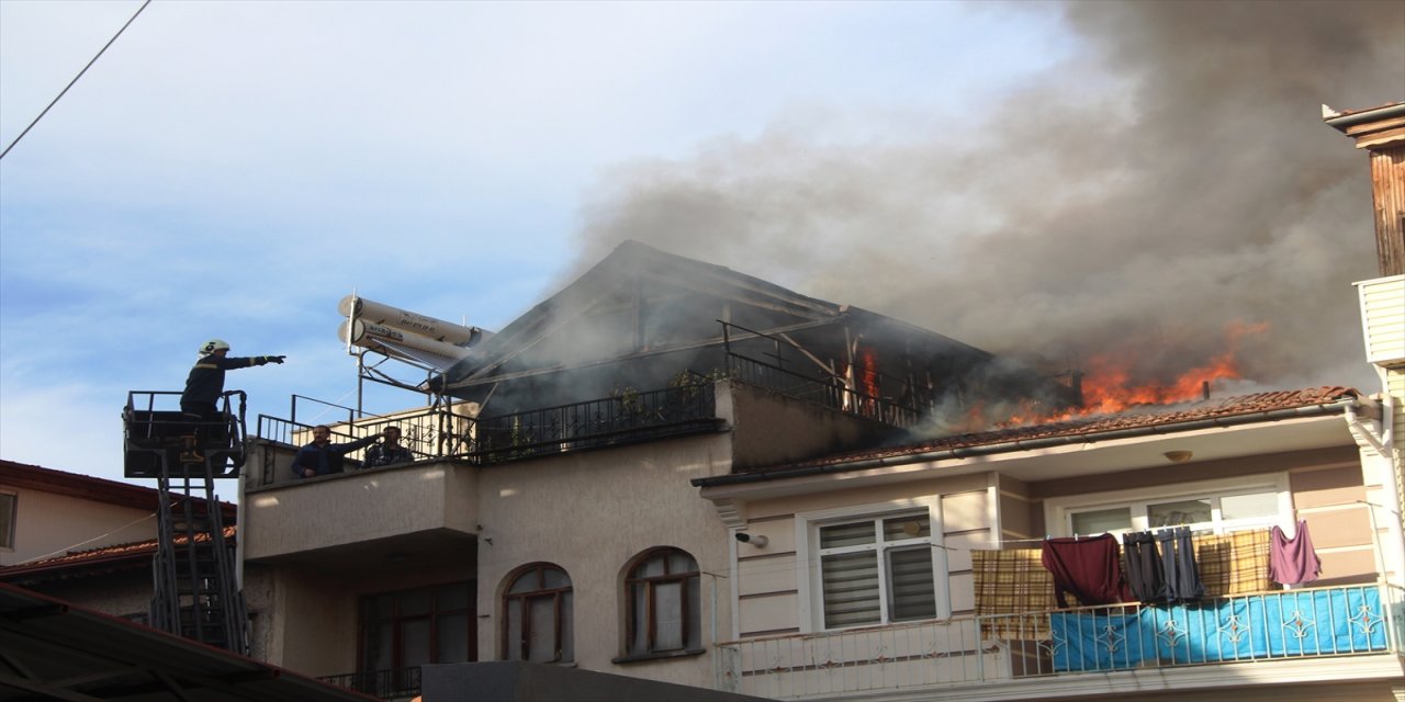 Amasya'da çıkan yangında 3 evin çatısı yandı