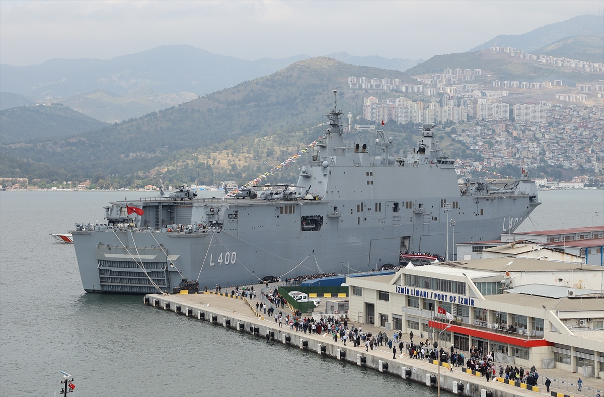 İzmir'de TCG Anadolu'ya ziyaretçi ilgisi sürüyor