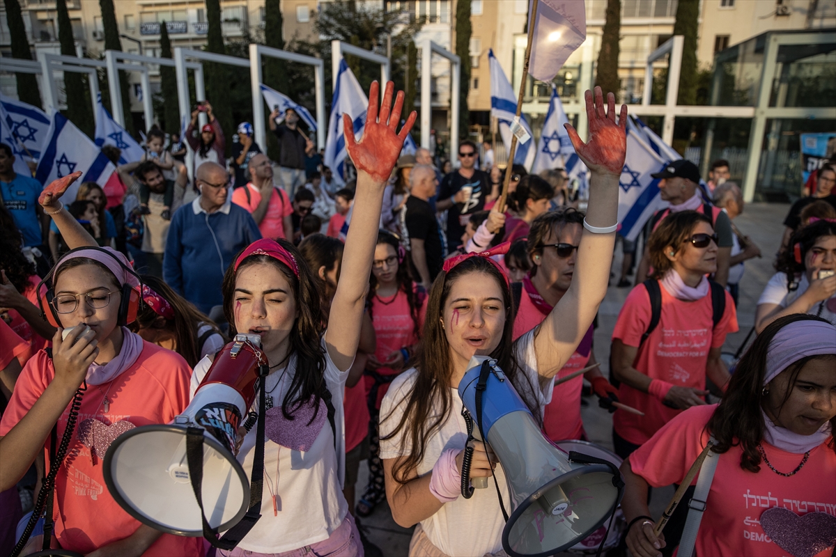 İsraililer, hükümetin yargı düzenlemesine karşı protestoların 18. haftasında yine meydanlarda