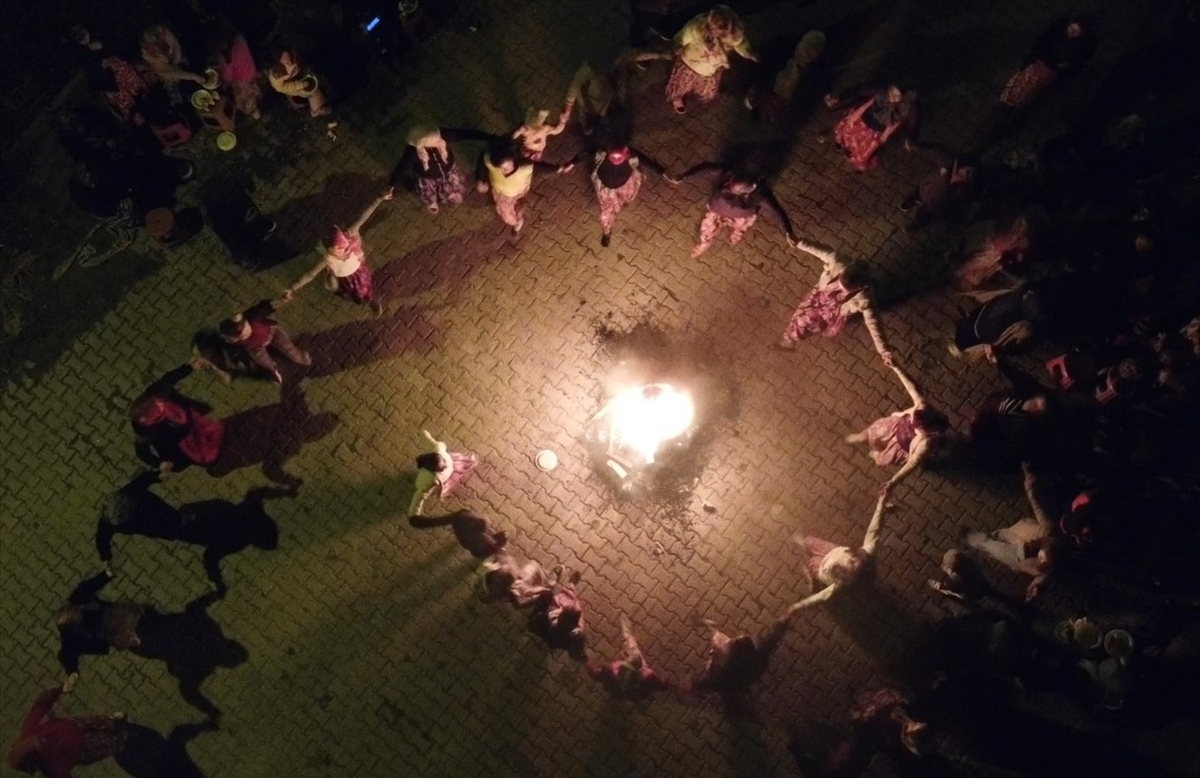 Bilecik'te köylü kadınların Hıdırellez ateşi geleneği