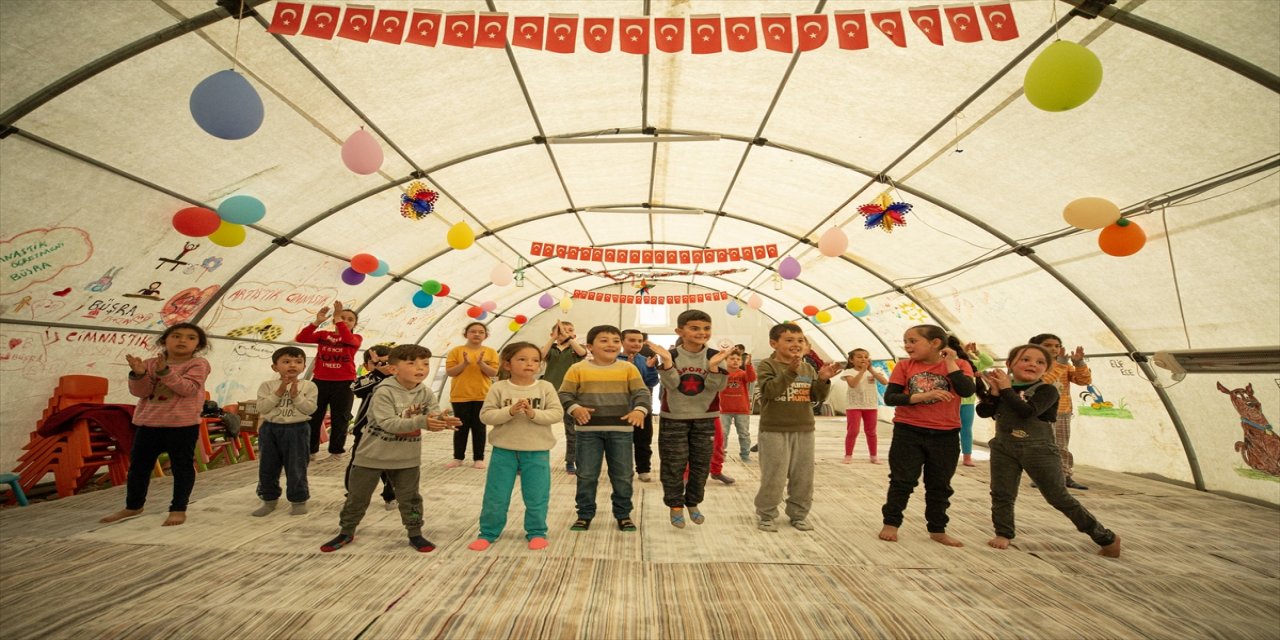 Depremzedeler açılan kurslarla acılarını unutmaya çalışıyor.